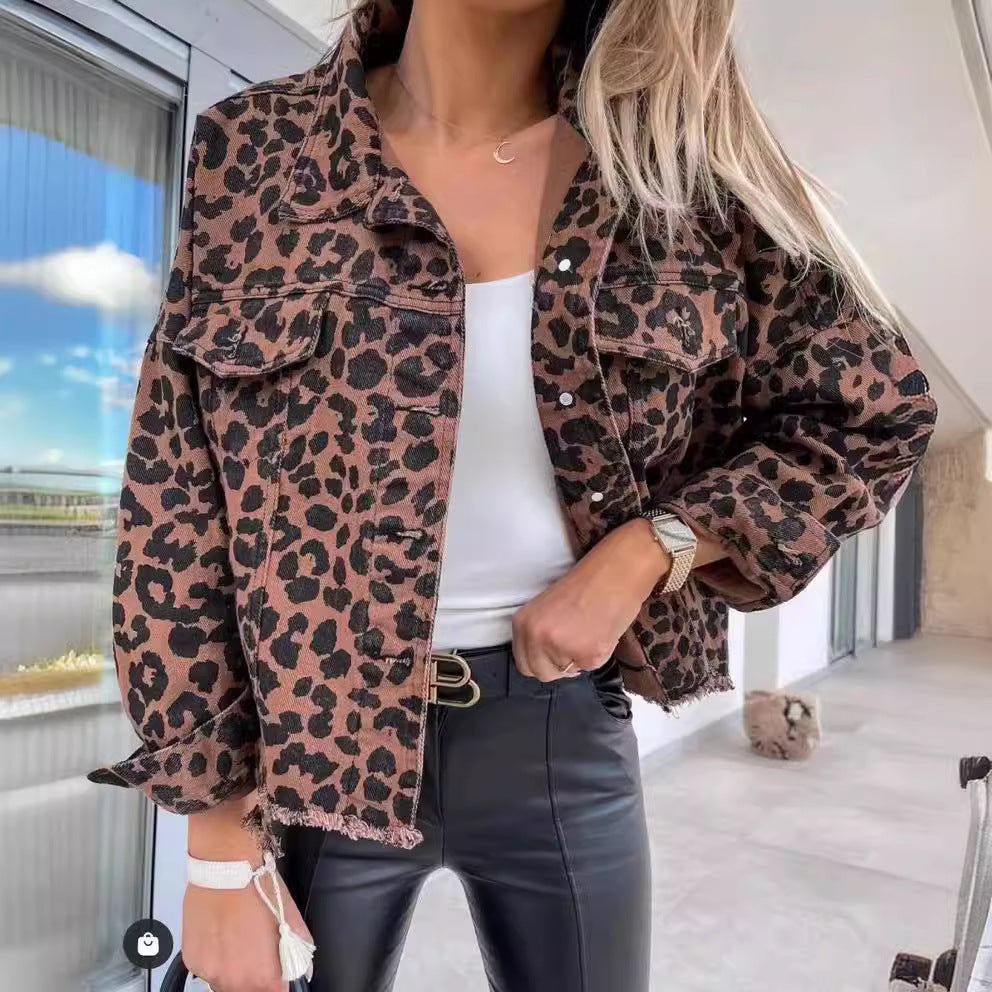 Dame jeansjakke i leoparddesign med løs pasform og frynset afslutning