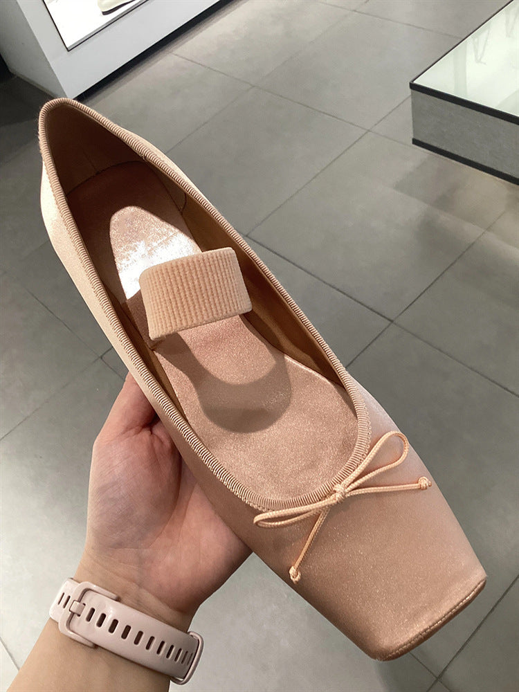 Dame elegante ballerinaer med kvadratisk tåområde og dekorativ bue Stilla