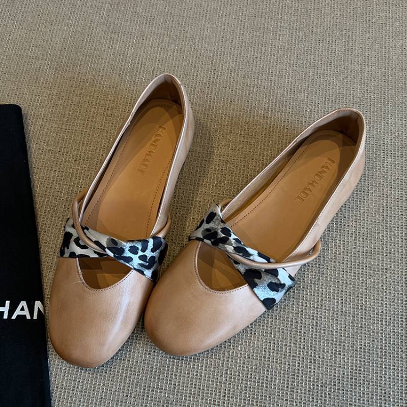 Damer Elegantly Designed Mary Jane Flats med stilfuldt mønstret bånd Stilla