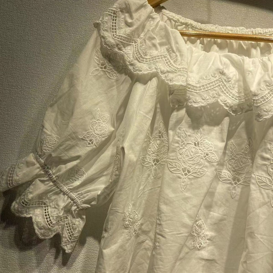 Dame Off-Shoulder Bluse med florale broderier og rynkedetaljer Stilla