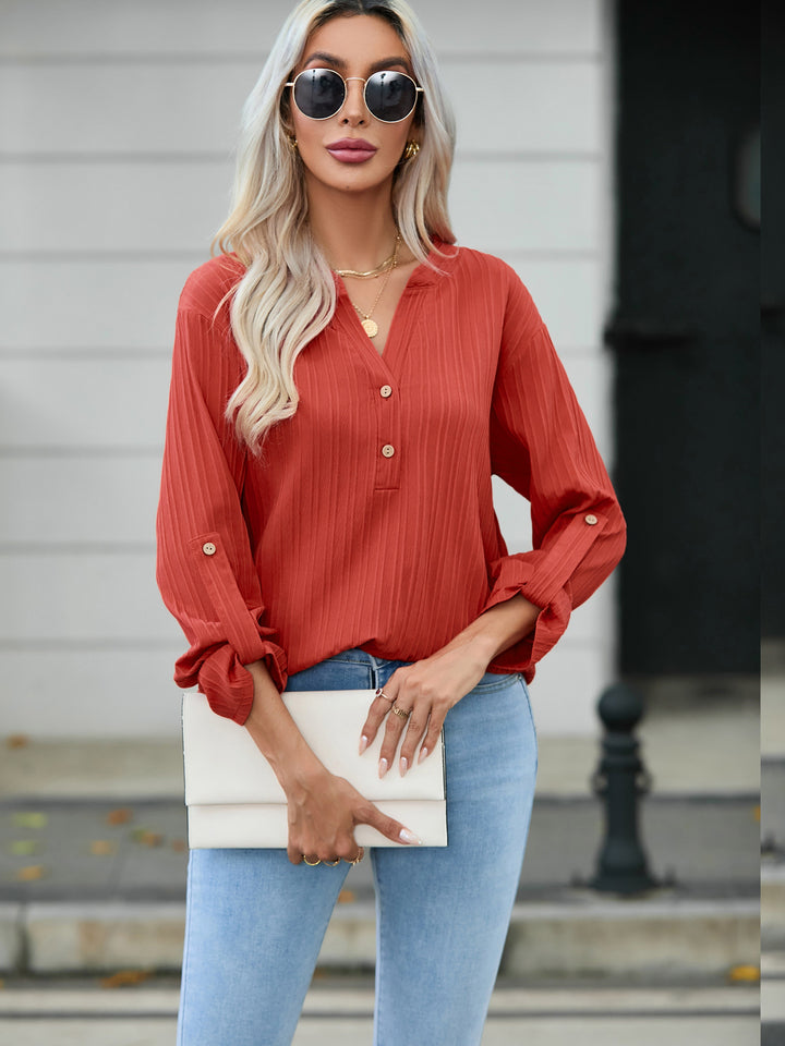 Damebluse med flotte knapdetaljer og struktureret stof Stilla
