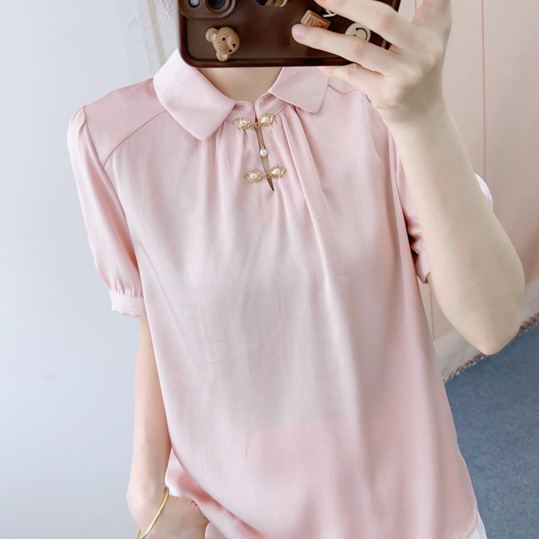 Damebluse med modetrends knapdetaljer og elegant højkrave Stilla