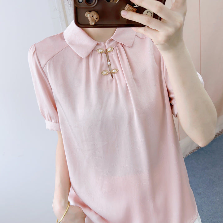 Damebluse med modetrends knapdetaljer og elegant højkrave Stilla