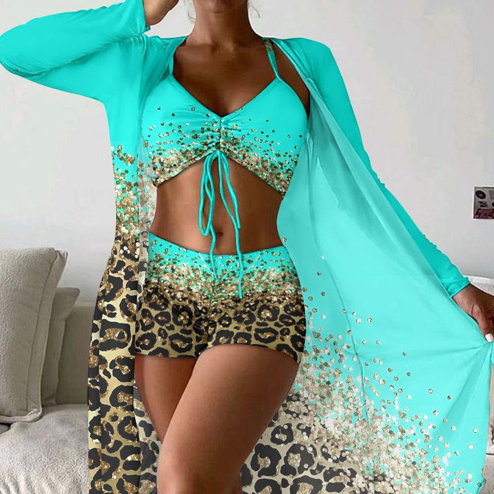 Dame strandoutfit med leopardmønster og farverigt cover-up Stilla