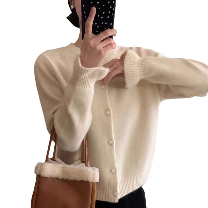 Dame hyggelig cardigan med elegant perleknaplukning Stilla