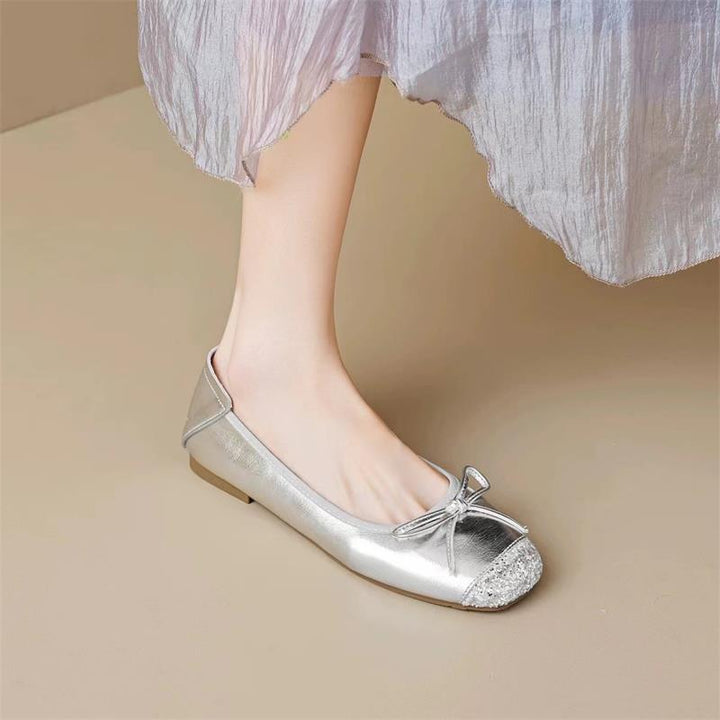 Dame ballerinaer med moderigtige bånd-detaljer og elegante accenter Stilla