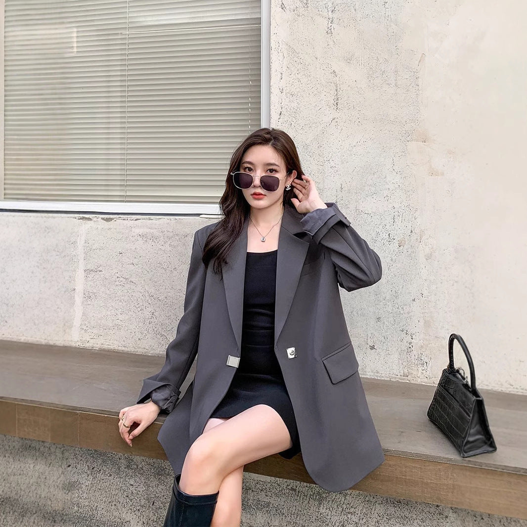 Kvinderne fashionable oversized blazer med elegant snit og dekorativt smykke element Stilla