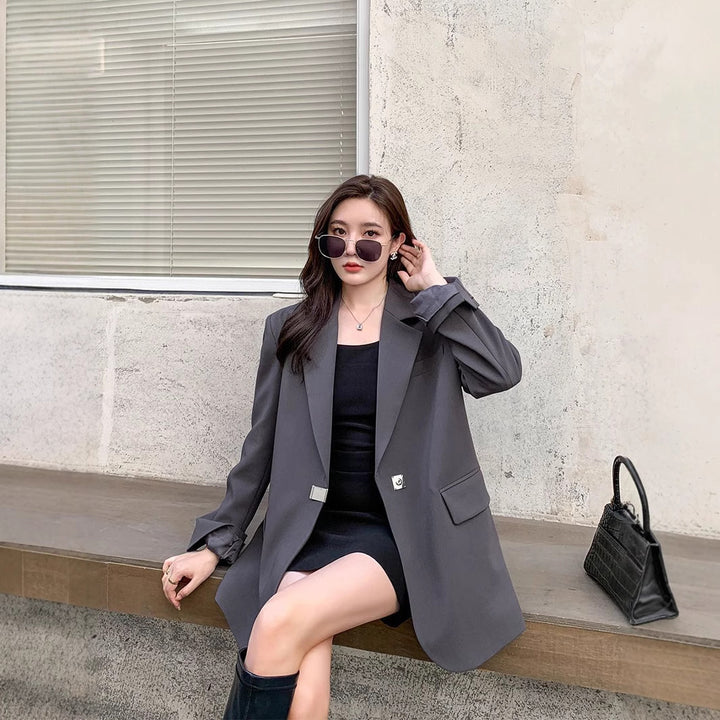 Kvinderne fashionable oversized blazer med elegant snit og dekorativt smykke element Stilla