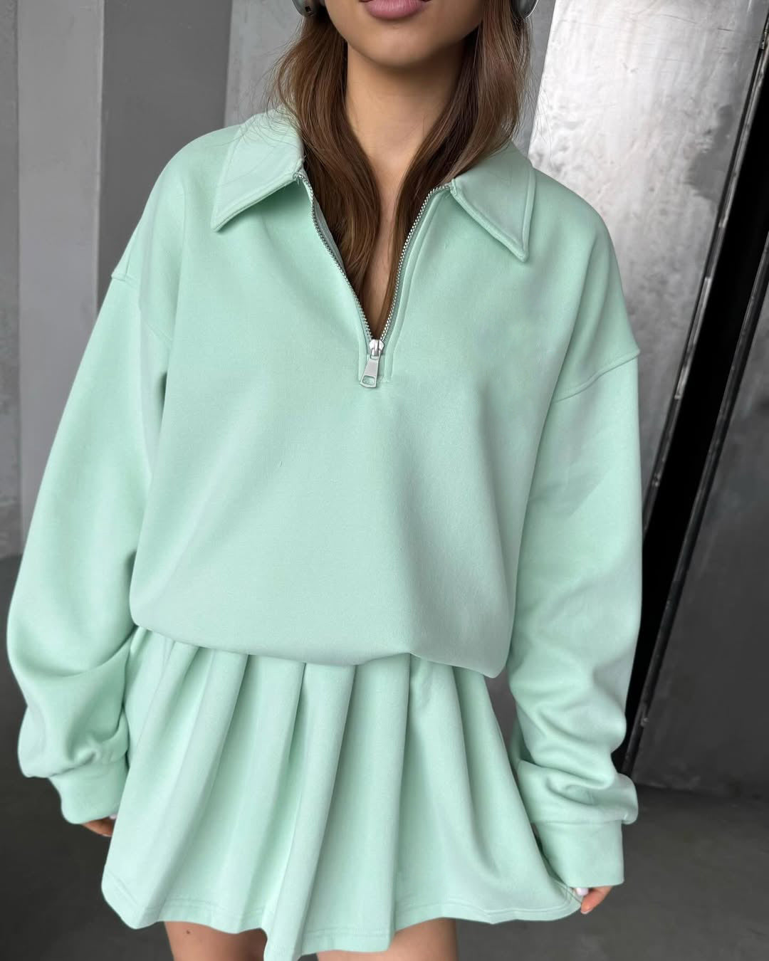 Kvinders sweatshirt med kort lynlås og løs pasform Skovae