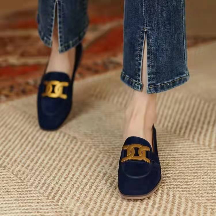 Femme elegant ruskinds slippers med dekorativ metal accent Stilla