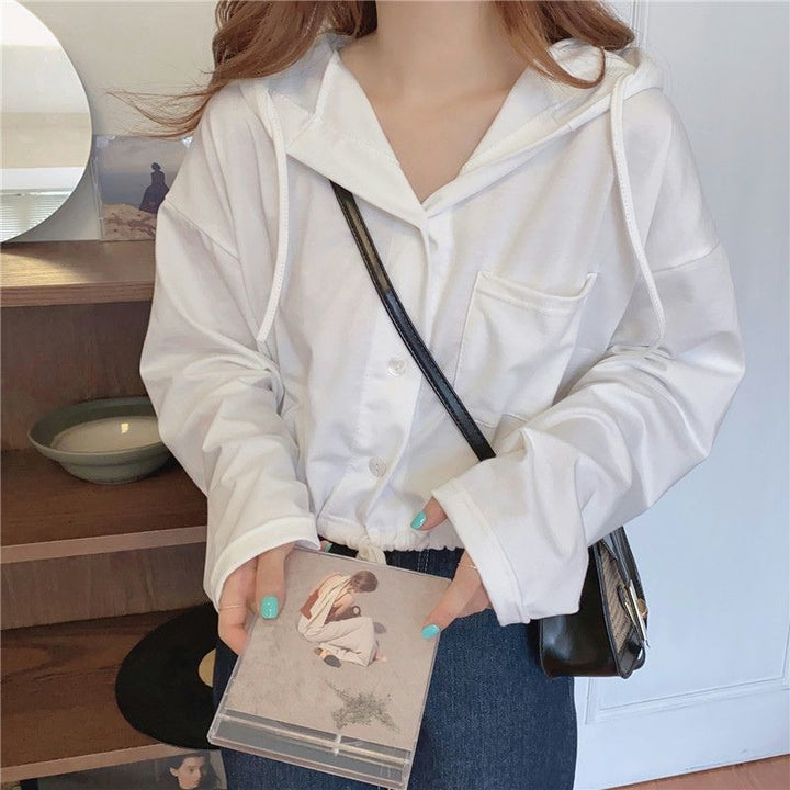 Femme Korte Button-Up Hoodie med Snøre-Detalje Stilla