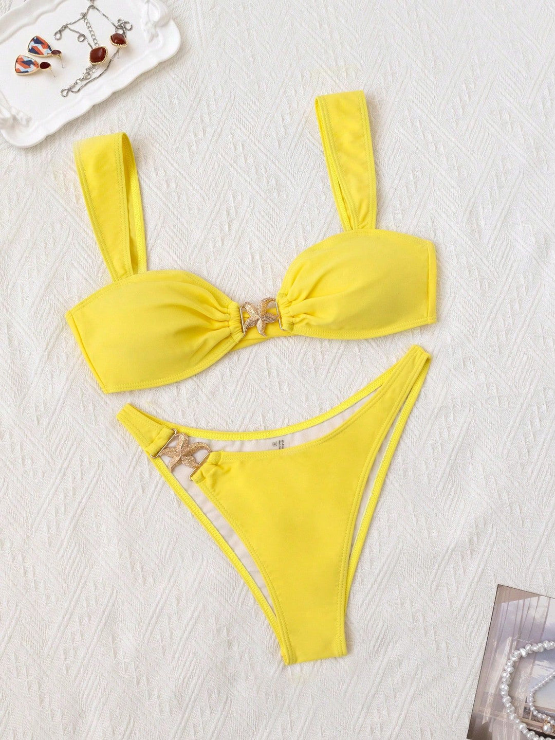 Dame Bikini-sæt med dekorativ lukning og brede stropper Stilla