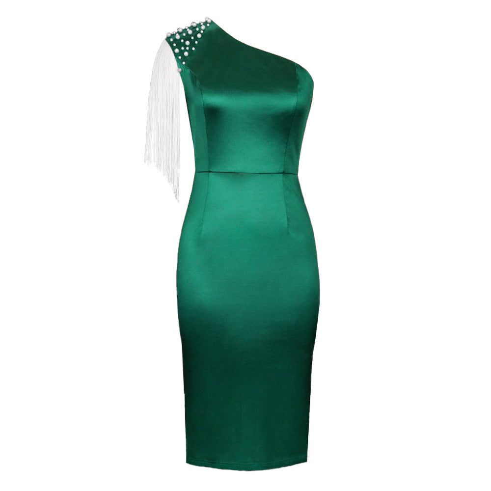 Dame Elegant asymmetrisk cocktailkjole med perle- og frynse-detaljer Skovae