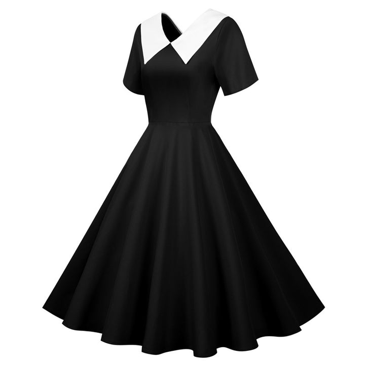 Kvindernes svingkjole med elegant krave og flagrende skirt Stilla