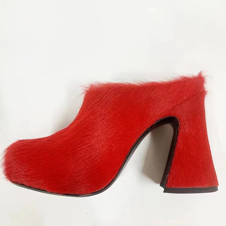 Femme Textured Fur Clog Heels med unikt skulpturelt fodseng Stilla