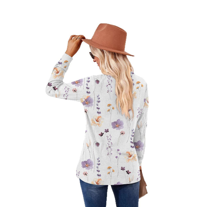 Damebluse med florale mønstre og moderne knapdetaljer Stilla