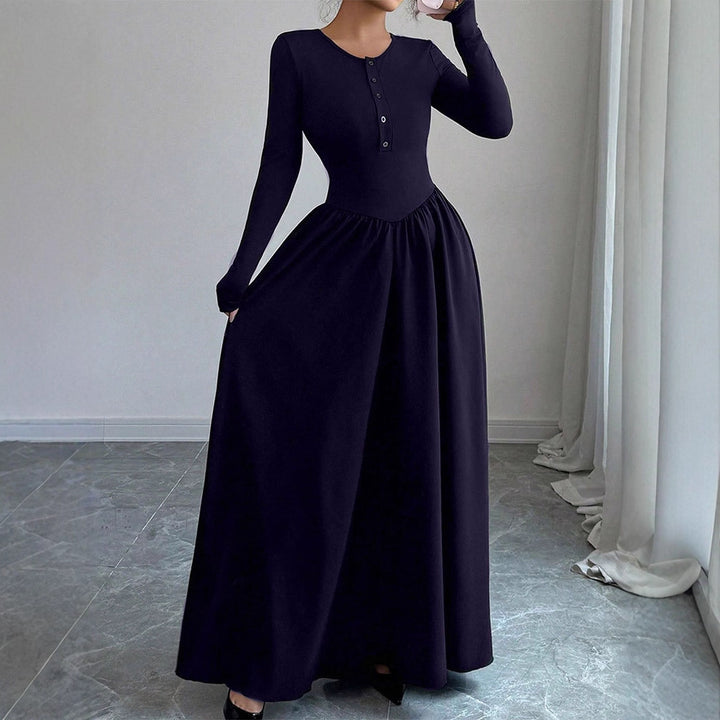 Dame maxikjole med elegante knapdetaljer og flydende skørt Skovae