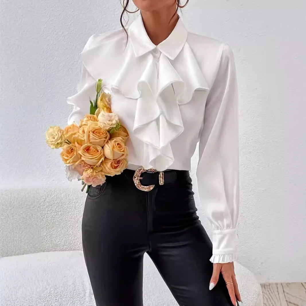 Damebluse med flæsebesætning og elegant krave Stilla