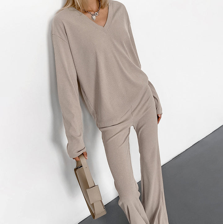 Dame fritid-loungewear-sæt med dyb V-udskæring og bred ben Stilla