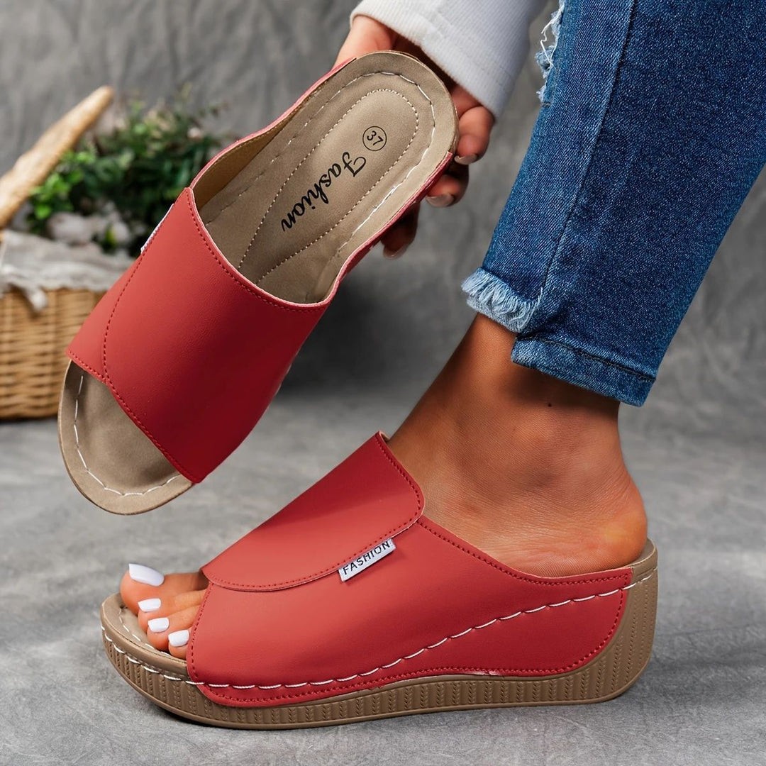 Dame Wedge-sandaler med elegant snit og ergonomisk fodsenge-design Stilla