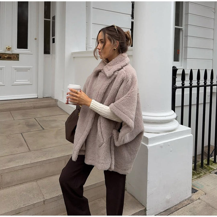 Dame Fluffy Poncho Stilla