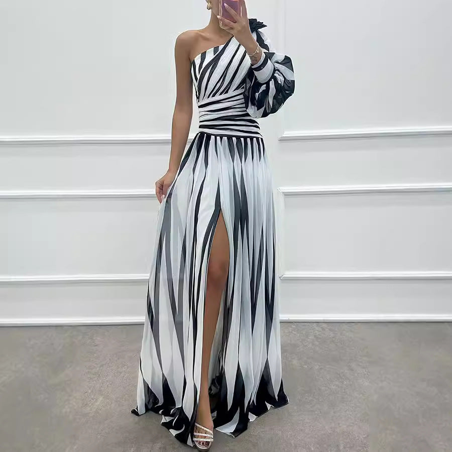 Dame Elegant aftenkjole med asymmetrisk design og høj split Stiila