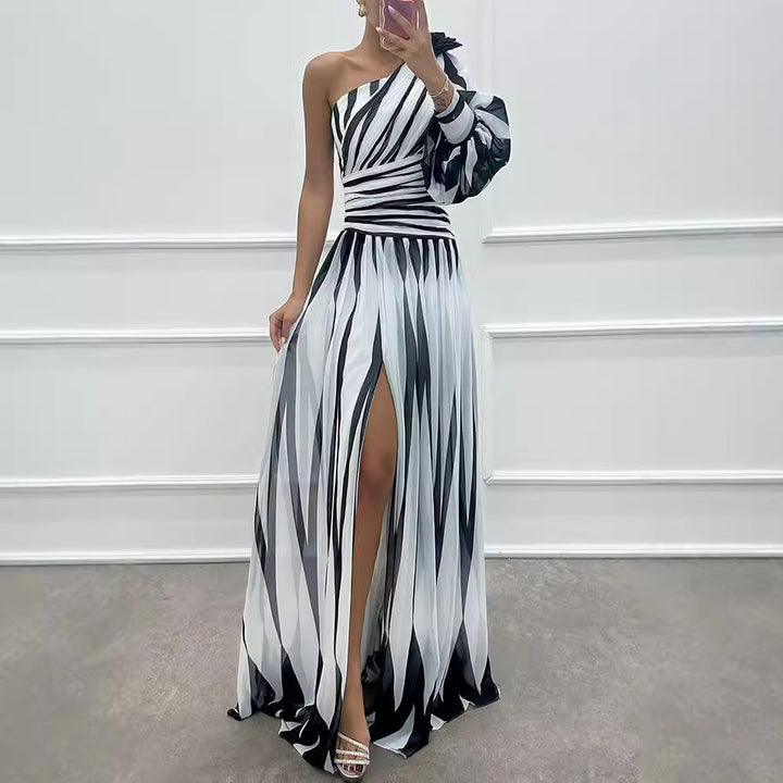 Dame Elegant aftenkjole med asymmetrisk design og høj split Stiila