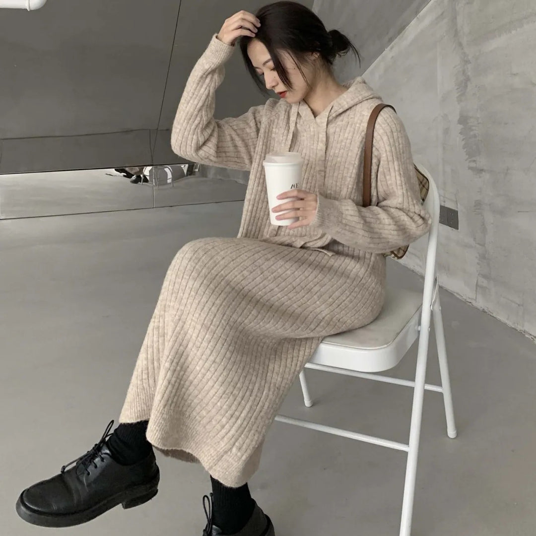 Kvindernes længere strikkede sweater med hætte og fin ribstruktur Stilla