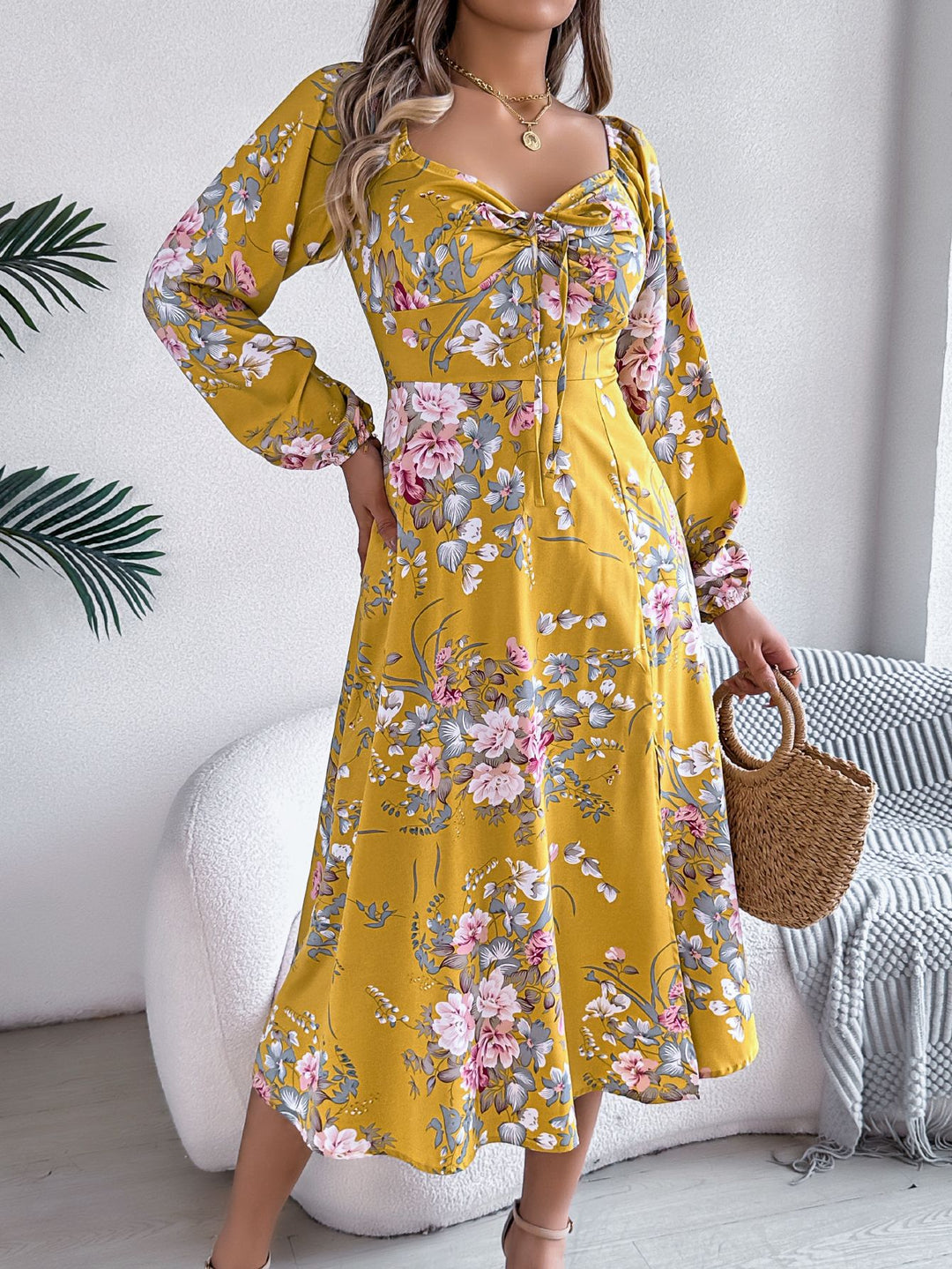 Dame Elegant flydende maxikjole med blomsterdesign og sidestik Stilla