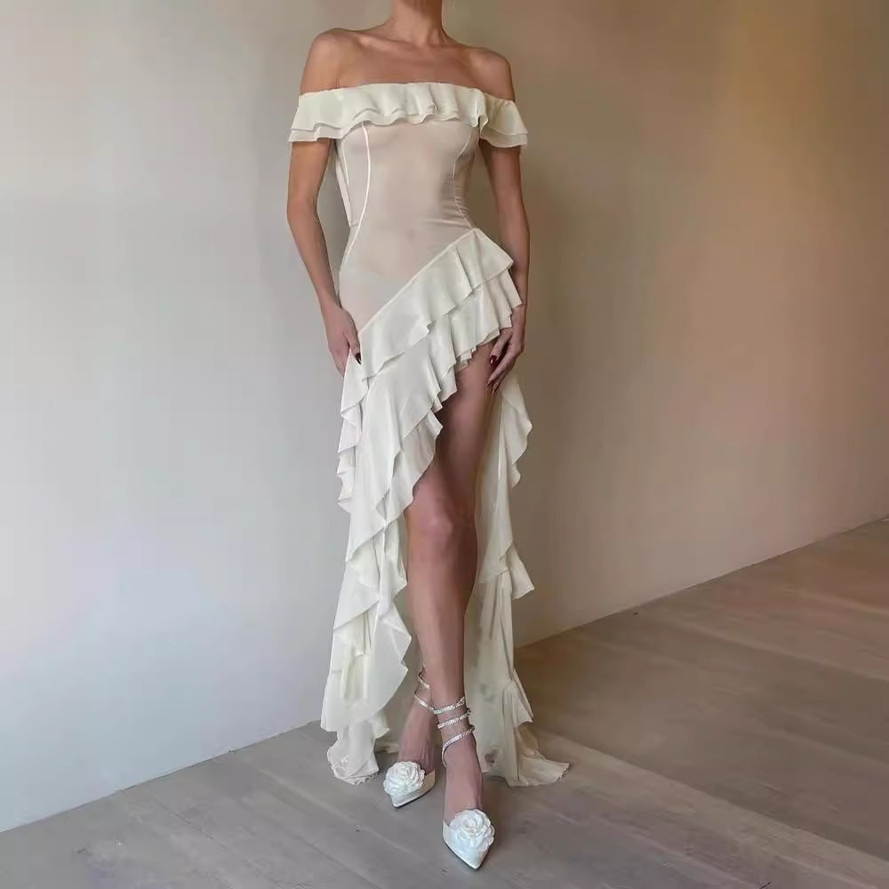 Kvinders aftenkjole med romantiske flæsedetaljer og off-shoulder design