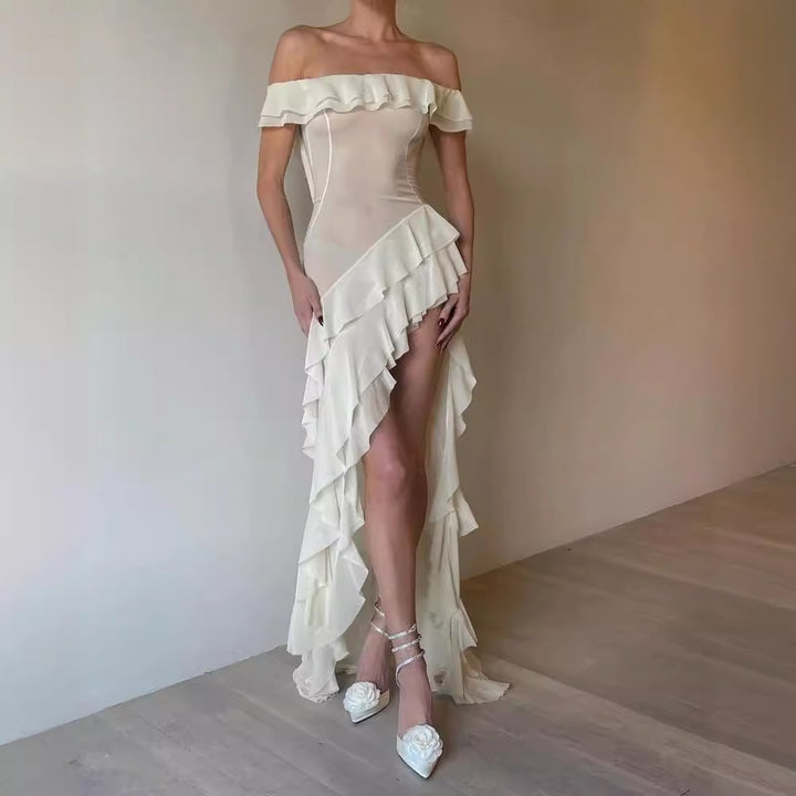 Kvinders aftenkjole med romantiske flæsedetaljer og off-shoulder design