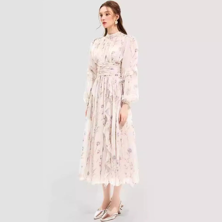 Dame maxkjole med blomsterprint og elegante flæseærmer Stilla