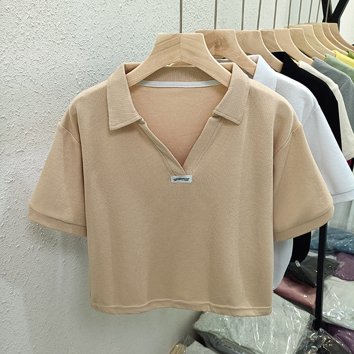 Femme Polstret Polo Stil Top med unikt V-udskæring Design Stilla