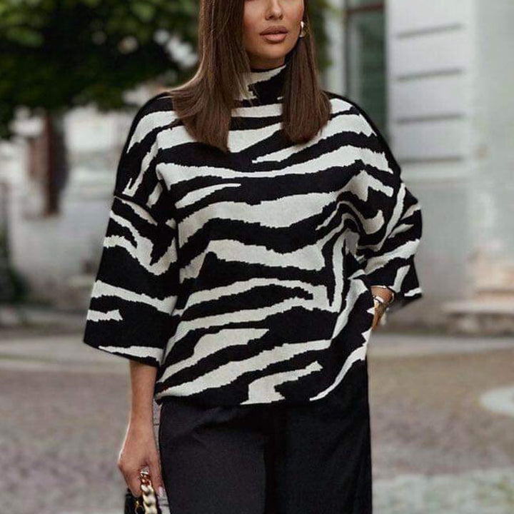Dame moderigtig sweater i zebra-mønster Stilla