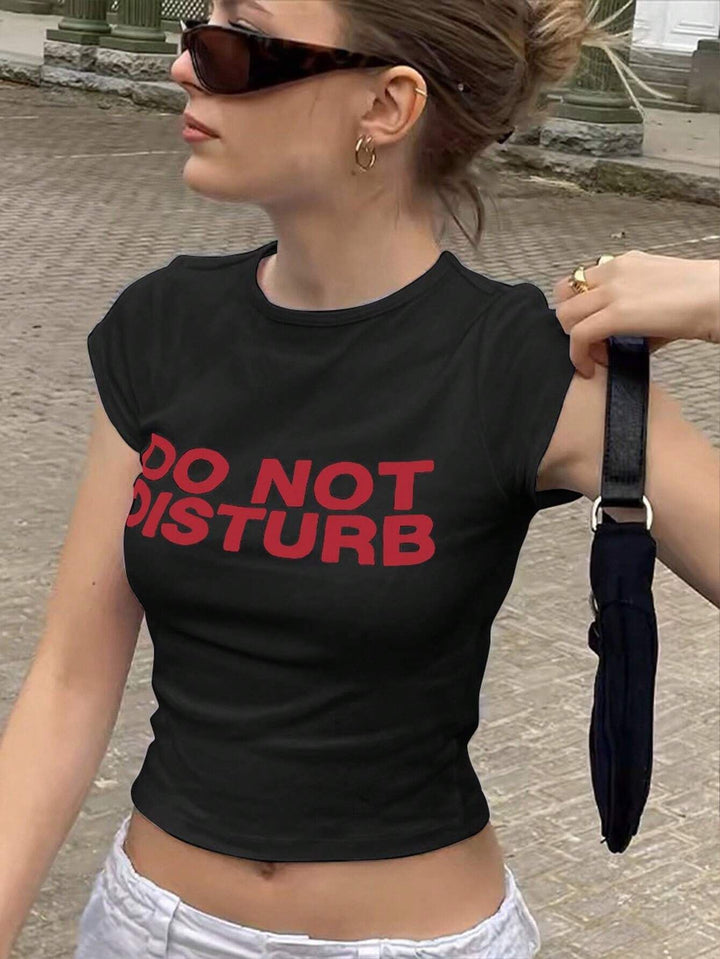 Dame Crop-T-shirt med iøjnefaldende grafisk design og frækt statementtryk Skovae