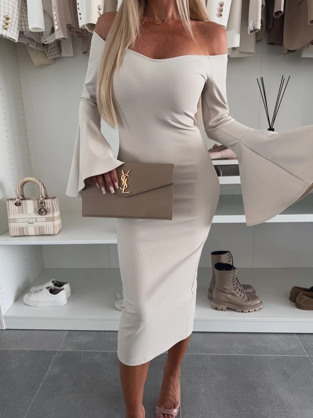 Dame Off-Shoulder Kjole med voluminøse ærmer og lækker silhuet Stilla