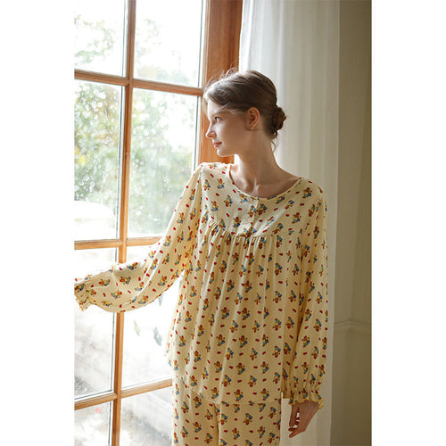 Dame natbluse med legende børne-design og knappesupplies top Stilla