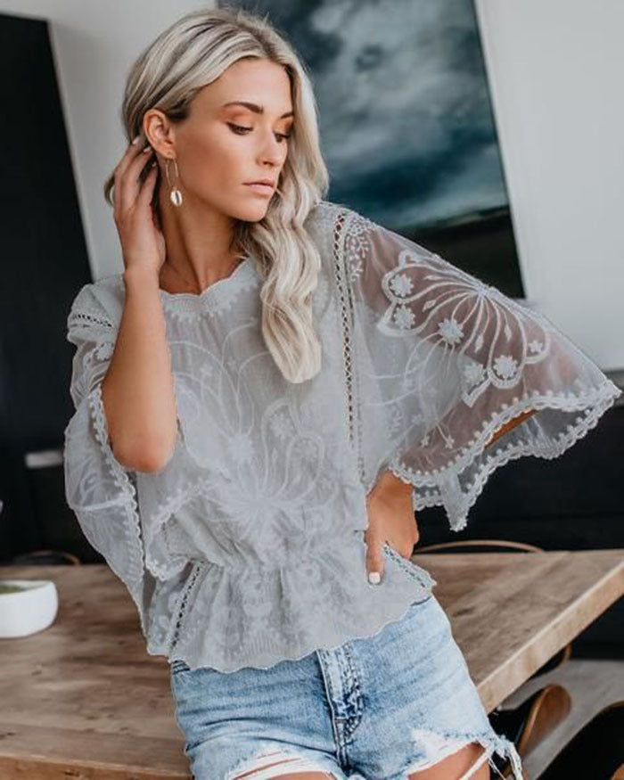 Kvindernes elegante bluse i blonde med voluminøse ærmer Stilla