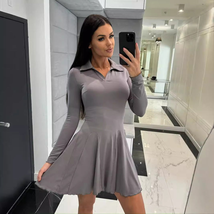 Damekjole med polo-krave og svajende skirt Stilla