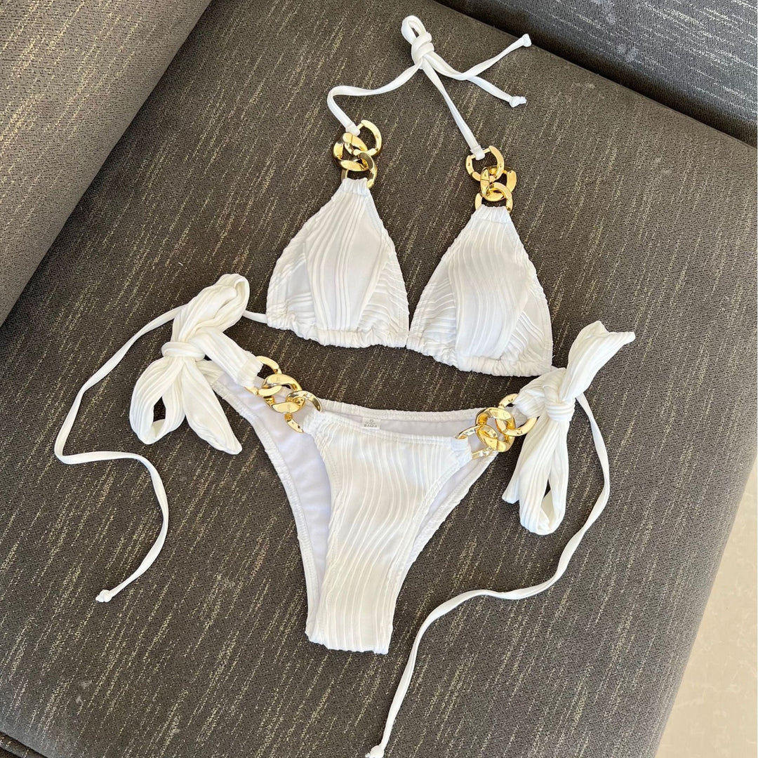 Femme stilfuld trekant-bikini sæt med gyldne accenter Stilla