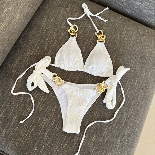 Femme stilfuld trekant-bikini sæt med gyldne accenter Stilla