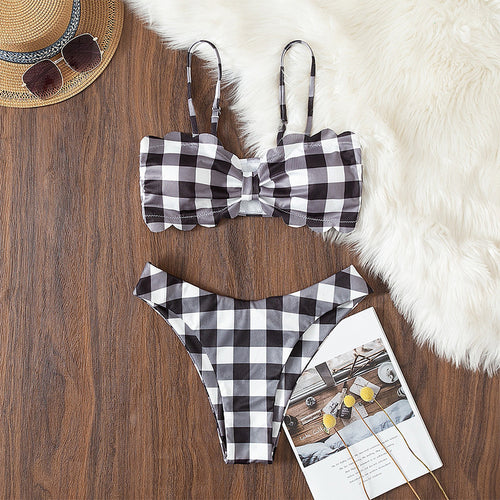 Dame bandeau-bikini med elegant ruffle-detail og ternet mønster Skovae