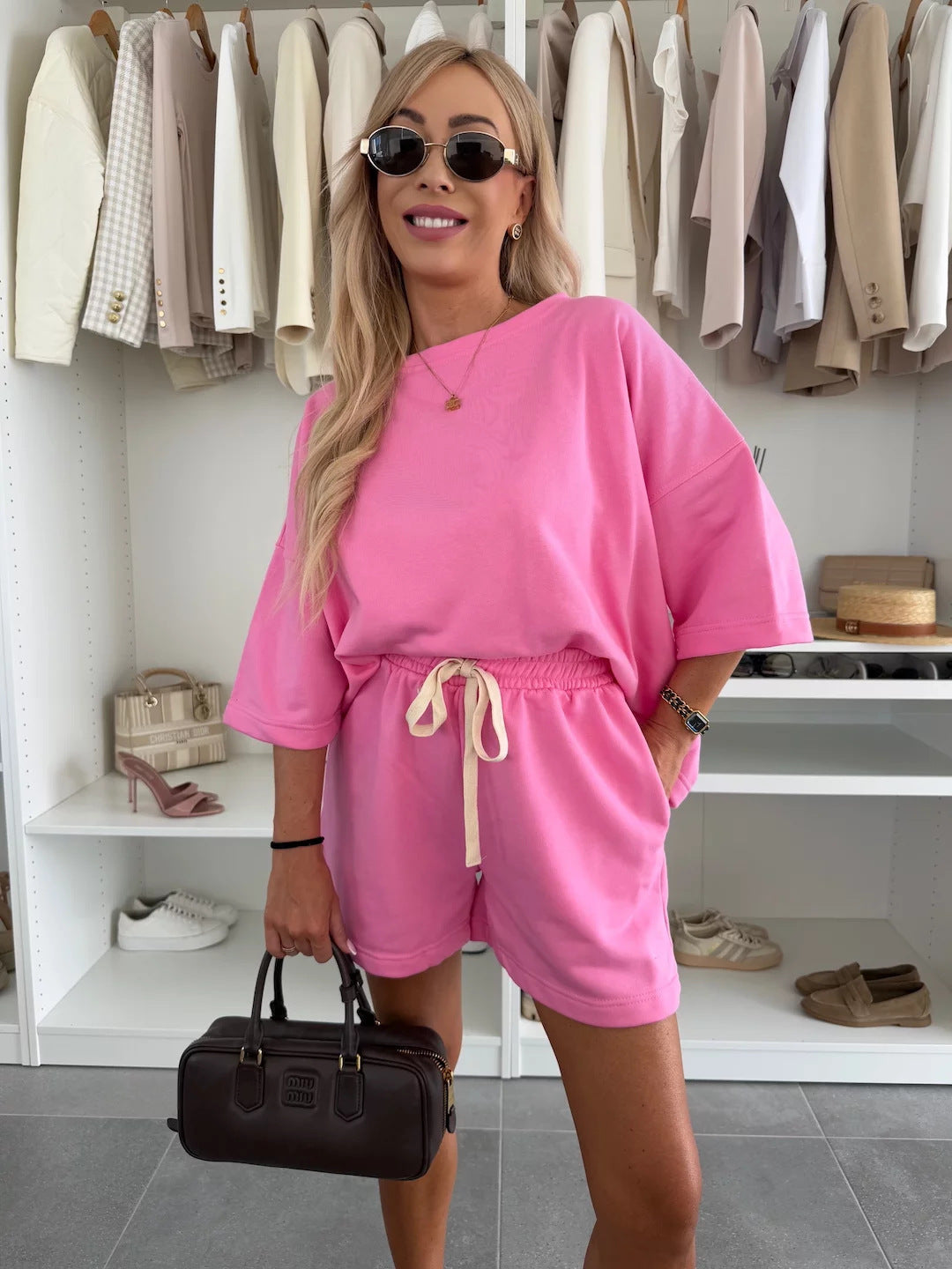 Dame casual sæt bestående af oversized t-shirt og shorts med justerbar talje snor Skovae