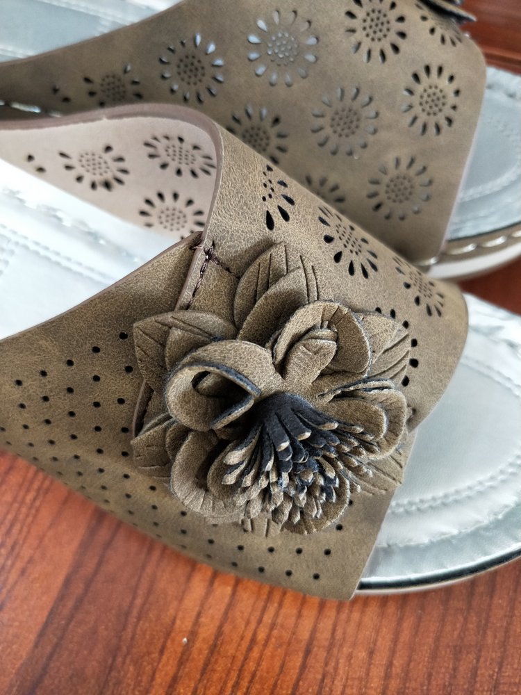 Dame komfortable slippers med blomsterperforeringer Stilla