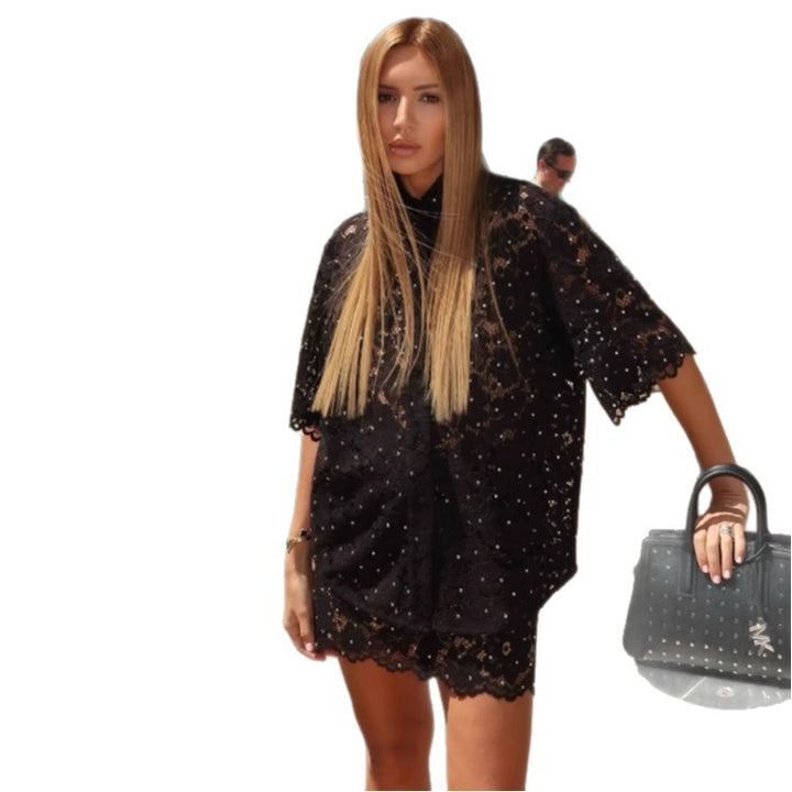 Kvinder Elegant og luftig sommer-outfit af blondestof og shorts Stilla