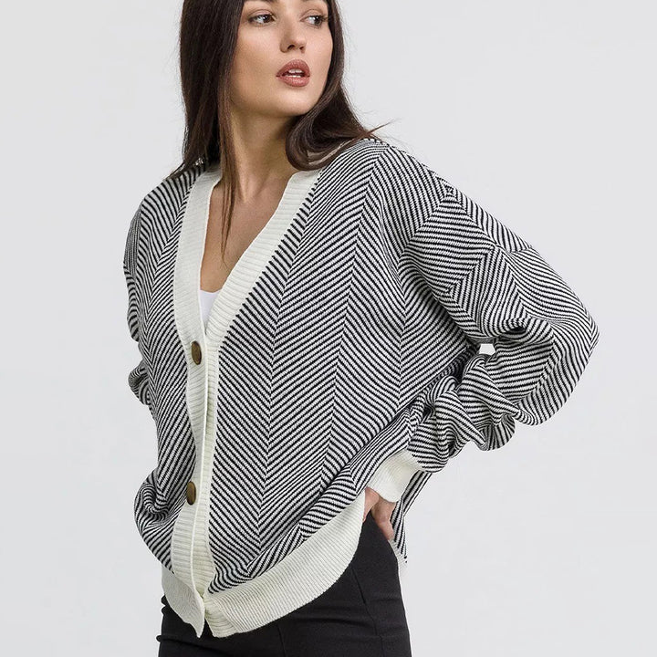 Kvinders hyggelige cardigan med elegante kabelstrik detaljer og knaplukninger Stilla