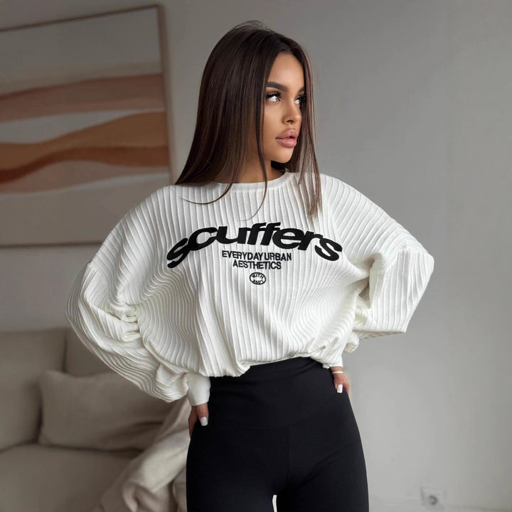 Kvinders sweatshirt med stilfuld skrift og trendy ribbet tekstur Stilla