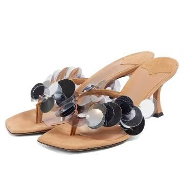 Femme Elegante Rutschsandaler med dekorative Disc Accenter Stilla