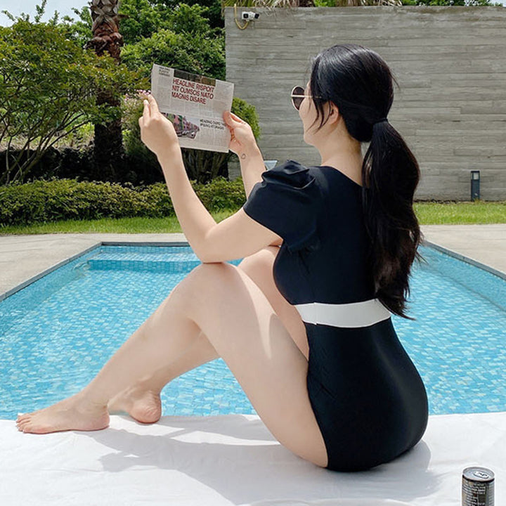Dame one-piece badedragt med puffærmer og figurskabende detaljer Stilla