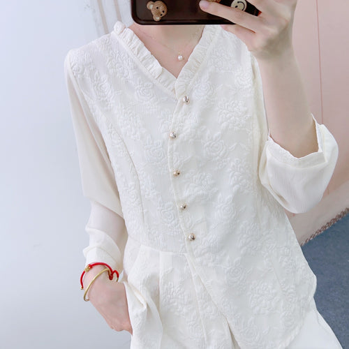 Damebluse med blomsterbroderi og elegante smykkeknapper Stilla